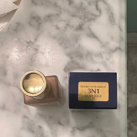 Estee Lauder Double Wear Foundation - Picture 2 of 8